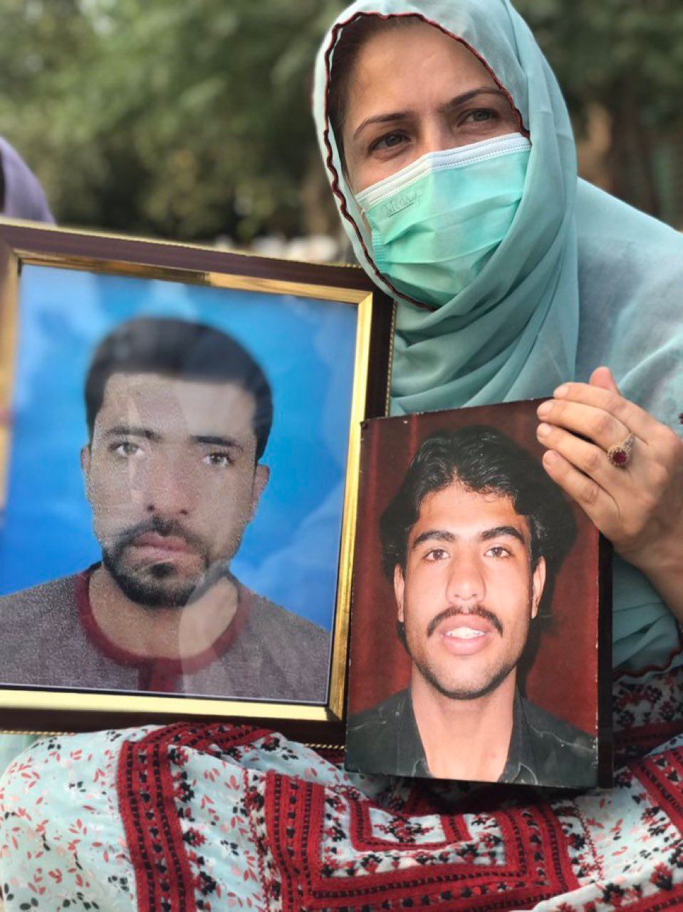 سعیده بلوچ برای شوهر کشته‌شده‌اش فیصل بلوچ، و برادر و برادرزاده ناپدید شده‌اش دادخواهی می‌کند. منبع: ماهرنگ بلوچ