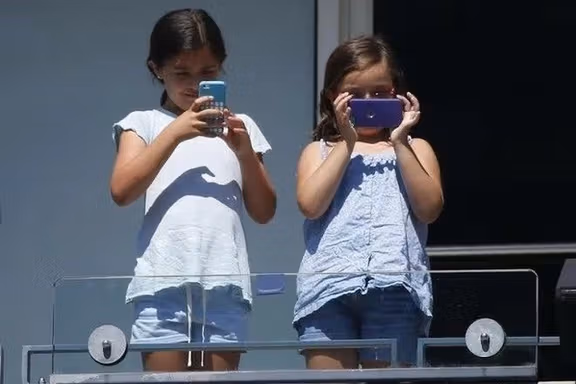 پژوهش: استفاده از مبایل کودکان را در معرض افسردگی و چاقی قرار میدهد