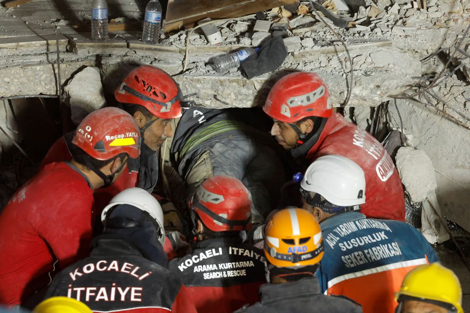 روز هشتم زمین‌لرزه مرگبار ترکیه؛ تیم‌های نجات ۷ نفر را از زیر آوار زنده بیرون کشیدند