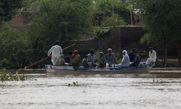 باكستان تُخلي 150 ألف شخص من ضفاف ثلاثة أنهار بعد تحذير هندي من فيضان