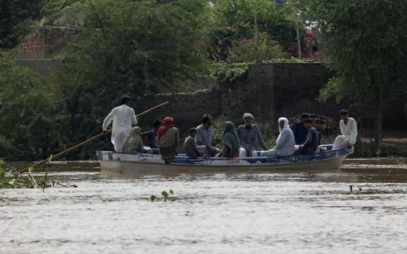 باكستان تُخلي 150 ألف شخص من ضفاف ثلاثة أنهار بعد تحذير هندي من فيضان