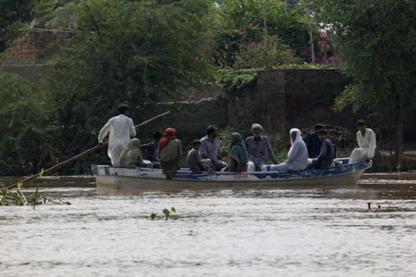 باكستان تُخلي 150 ألف شخص من ضفاف ثلاثة أنهار بعد تحذير هندي من فيضان