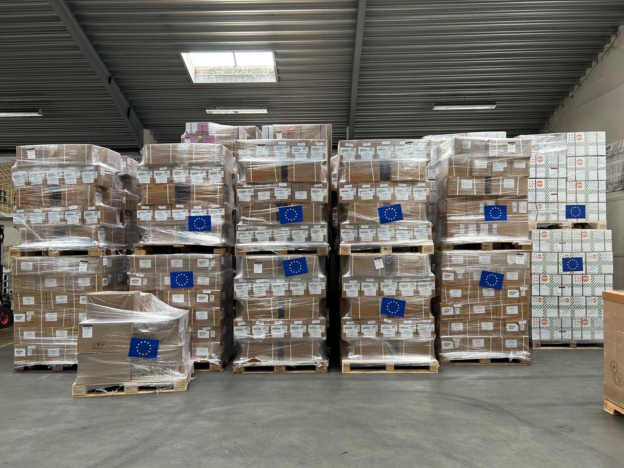 اتحادیه اروپا یک محموله ۹۸ تُنی دارو و اقلام پزشکی را به افغانستان فرستاد