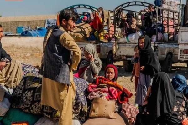 د ستنېدونکو کډوالو پراخې څپې؛ له ایران او پاکستانه نږدې ۴زره کډوال افغانستان ته ستانه شوي