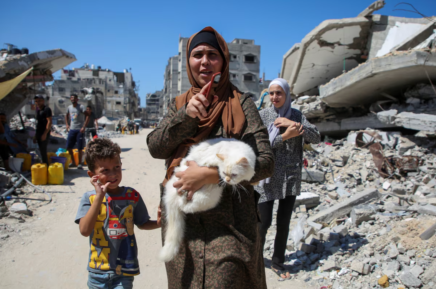 غزه کې پر یو ښوونځي چې بې ځایه شوي خلک په کې اوسېدل د اسراییل په برید کې ۱۴ کسان وژلي