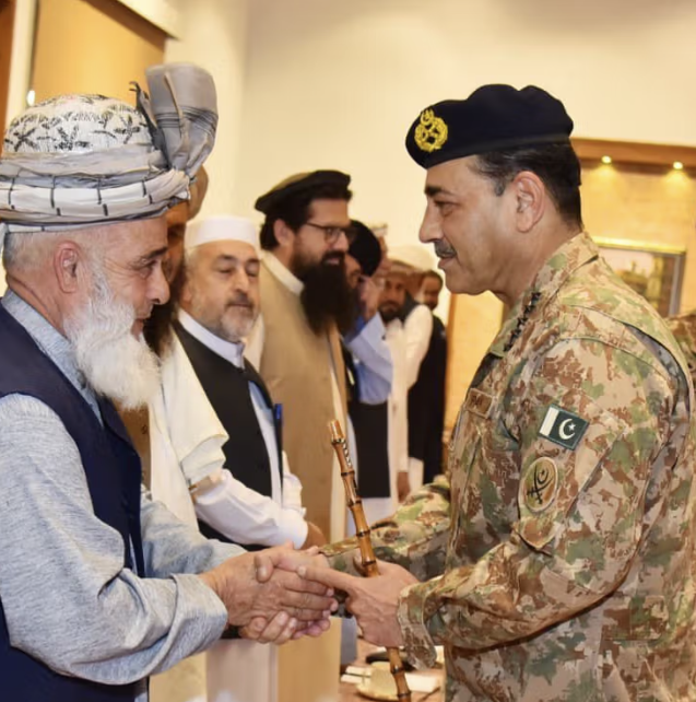 قائد الجيش الباكستاني يتهم طالبان بدعم جماعات إرهابية مدعومة من الهند