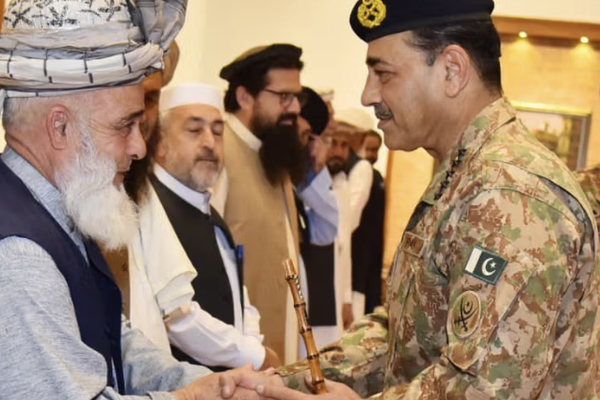 قائد الجيش الباكستاني يتهم طالبان بدعم جماعات إرهابية مدعومة من الهند