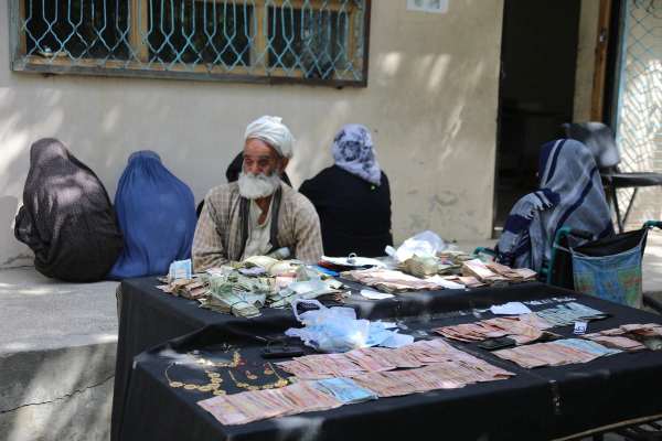 طالبان وايي په کابل کې یې اووه بډایه مسلکي سوالګر نیولي دي