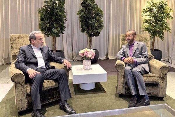 د ایران او امریکا د اټومي خبرو درېیم پړاو؛ عراقچي د عمان د بهرنیو چارو له وزیر سره لیدلي