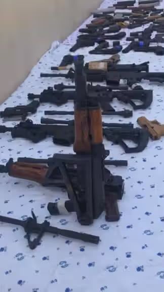 طالبان: ۲۴ قبضه سلاح در موتر بازگشت‌کنندگان از تورخم کشف شد