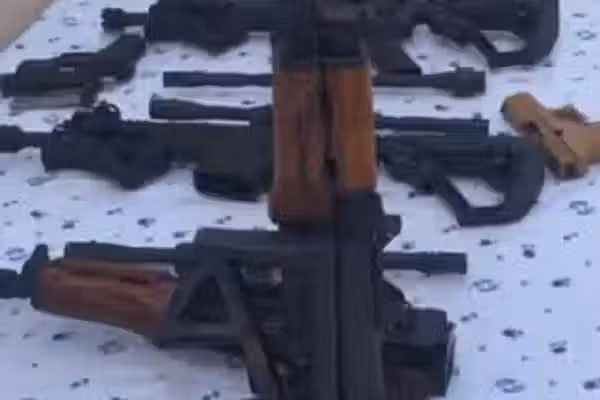 طالبان: ۲۴ قبضه سلاح در موتر بازگشتکنندگان از تورخم کشف شد