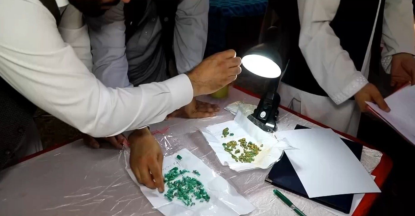 زمرد پنجشیر چگونه استخراج و فروخته می‌شود و چه نقشی در منابع درآمدی طالبان دارد؟