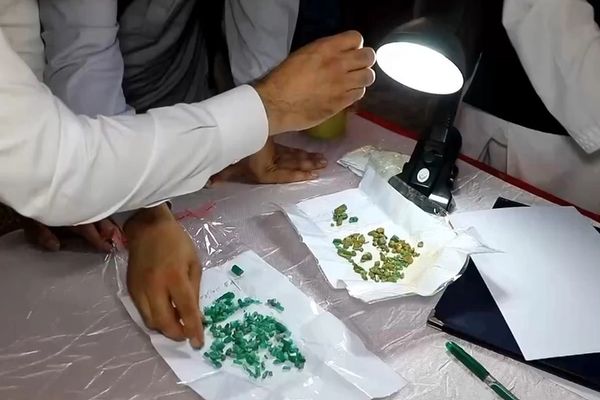 زمرد پنجشیر چگونه استخراج و فروخته میشود و چه نقشی در منابع درآمدی طالبان دارد؟