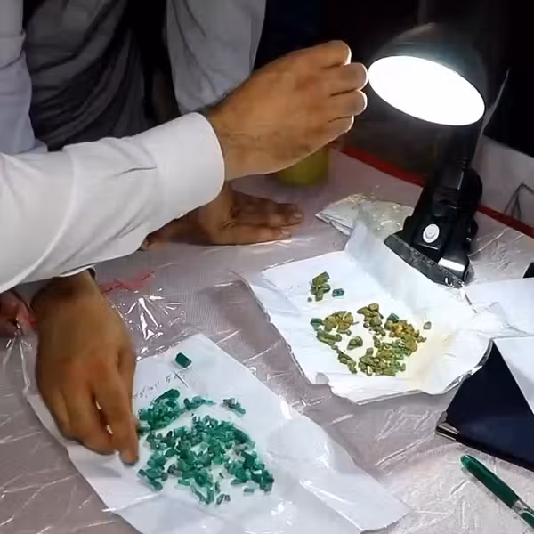 زمرد پنجشیر چگونه استخراج و فروخته میشود و چه نقشی در منابع درآمدی طالبان دارد؟