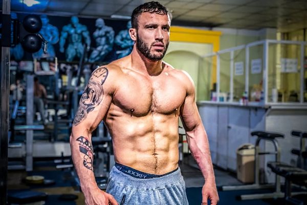 جدال تازه در نیوکاسل؛ فرامرز محمد مبارز افغان، مقابل رایان کمپل از اسکاتلند مبارزه میکند