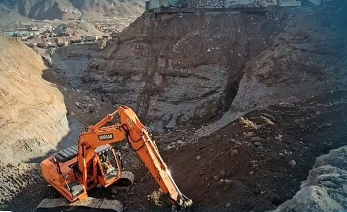 د بدخشان په شهربزګ ولسوالۍ کې د غر ښويېدنې له کبله پنځه کسه مړه شوي