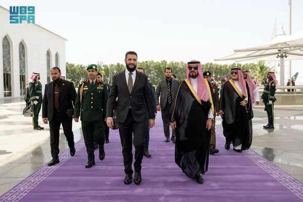 احمد شرع په یوه رسمي سفر سعودي عربستان ته رسېدلی