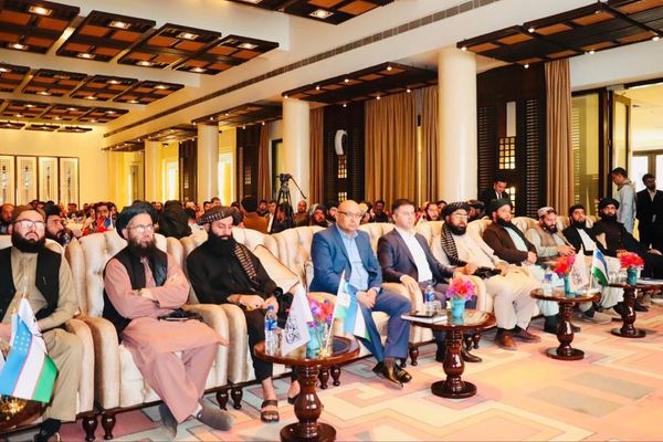 بازرگانان افغان و اوزبیک قراردادهایی به ارزش ۲۵ میلیون دالر در بخش دارو امضاء کردند