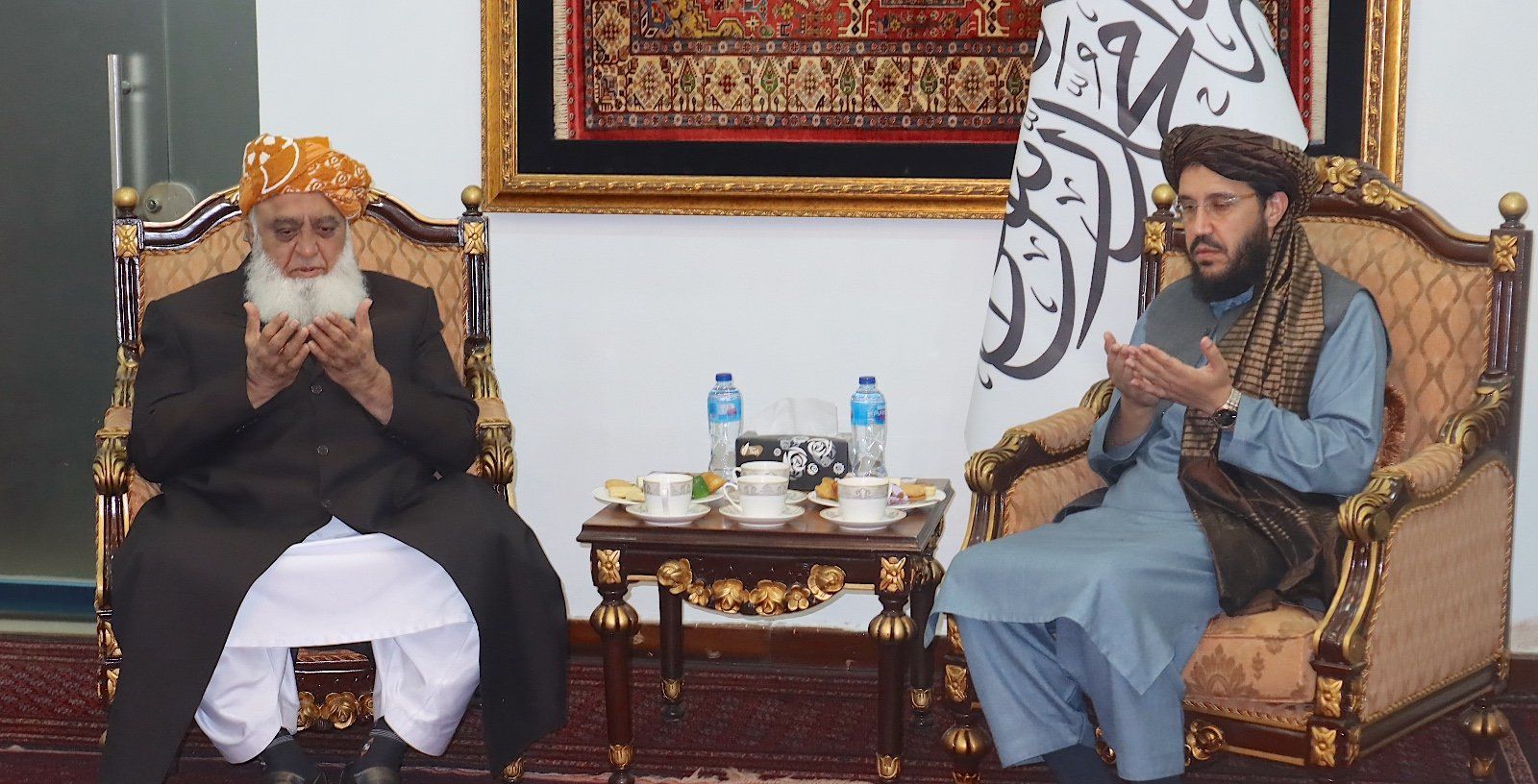 مولانا فضل الرحمن د خلیل حقاني د فاتحې لپاره د افغانستان سفارت ته لاړ