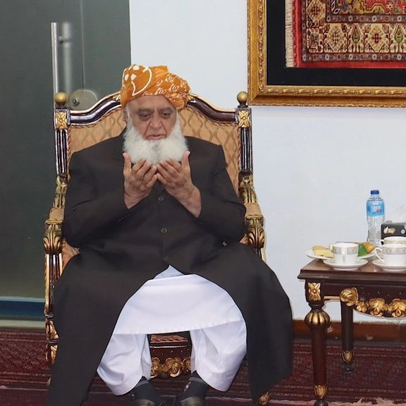 مولانا فضل الرحمن د خلیل حقاني د فاتحې لپاره د افغانستان سفارت ته لاړ