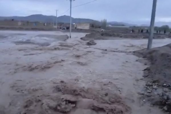 په سمنګان کې سېلابونو درې کسان مړه کړي او لسګونه جریبه ځمکه یې ویجاړه کړې ده