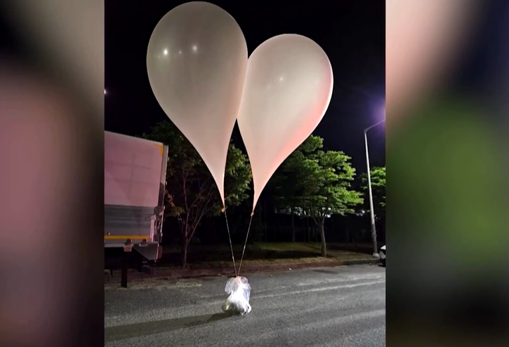 بالون حاوی زباله کوریای شمالی در نزدیک کاخ ریاست جمهوری کوریای جنوبی فرود آمد