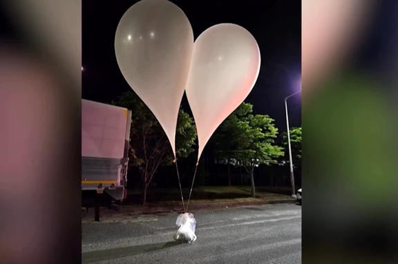 بالون حاوی زباله کوریای شمالی در نزدیک کاخ ریاست جمهوری کوریای جنوبی فرود آمد