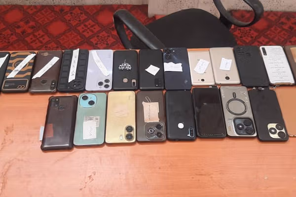 طالبان تلفنهای هوشمند را از نیروهایش در پکتیا جمعآوری کرد