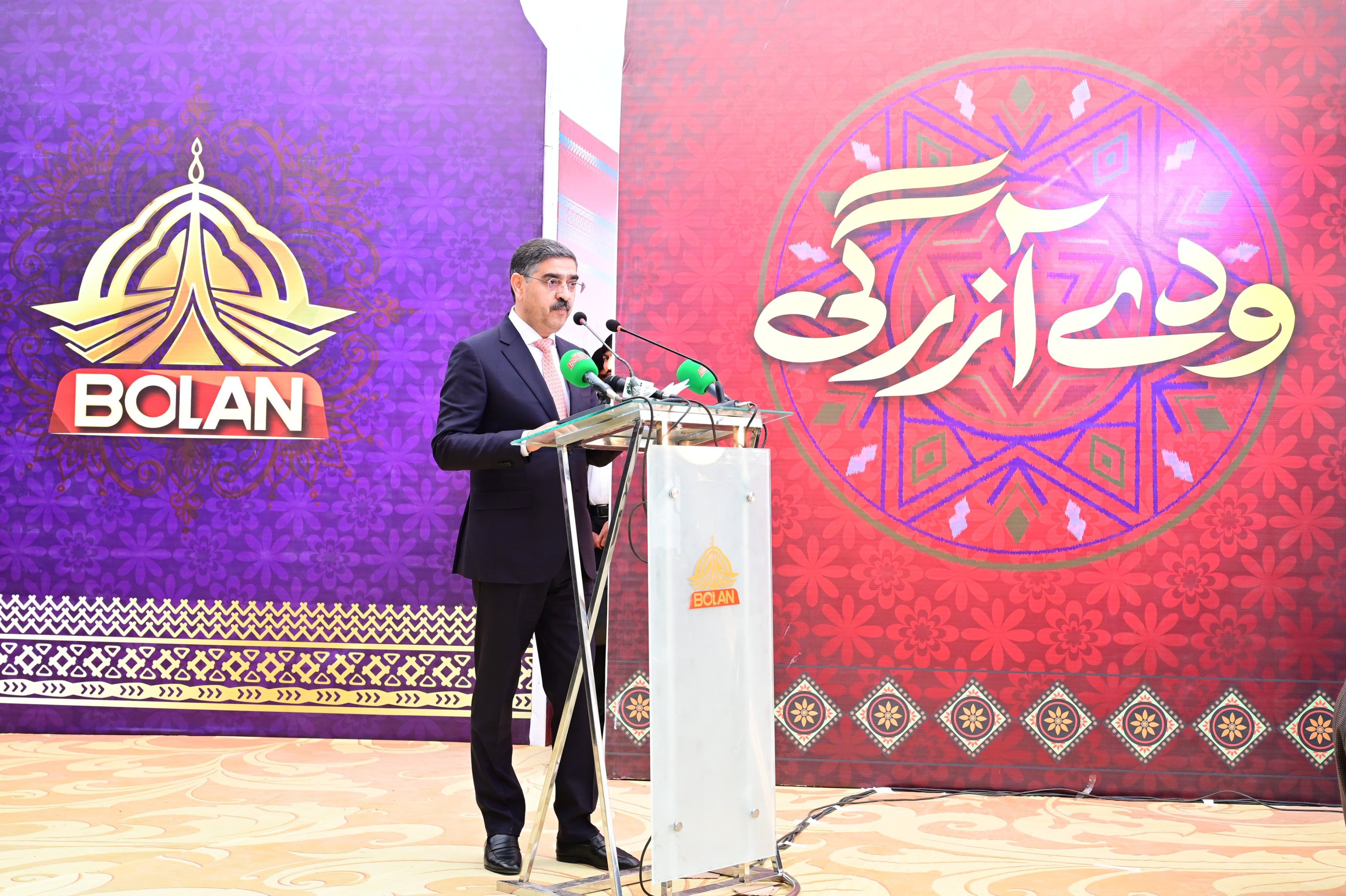 تلویزیون ملی پاکستان برای نخستین بار پخش برنامه‌ به فارسی هزارگی را آغاز کرد