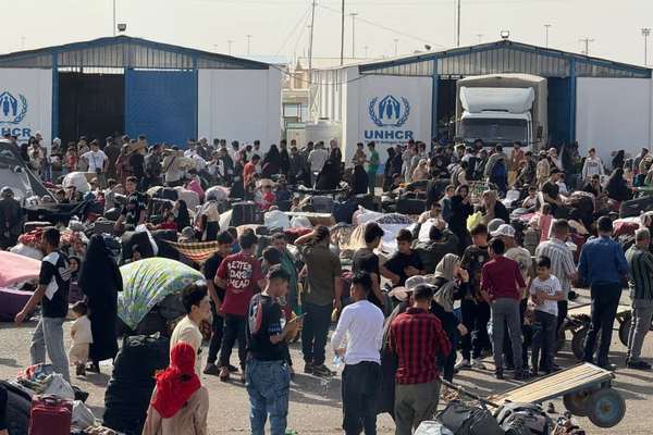صدها فعال زن در ایران اخراج مهاجران افغان را 'با خشم و هشدار' محکوم کردند
