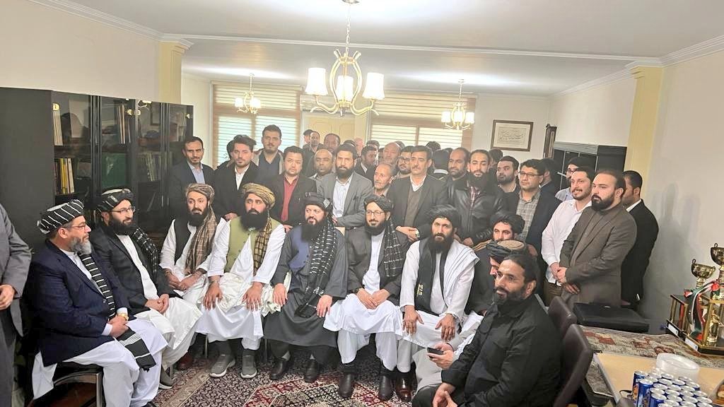 بدون حتی یک کارمند زن؛ عکس یادگاری نمایندگان طالبان در سفارت افغانستان در تهران