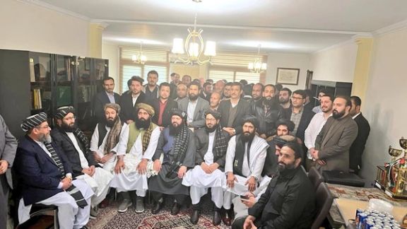 بدون حتی یک کارمند زن؛ عکس یادگاری نمایندگان طالبان در سفارت افغانستان در تهران