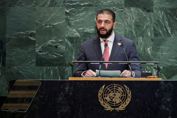 اعضای طالبان حضور احمد شرع در مجمع عمومی سازمان ملل را با شوق و حسرت دنبال میکنند