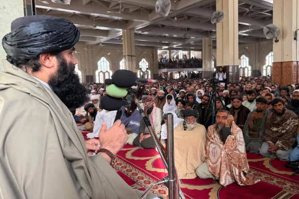 حقاني يقرّ بأن طالبان تعتمد الإذلال والعنف والترهيب في الحكم