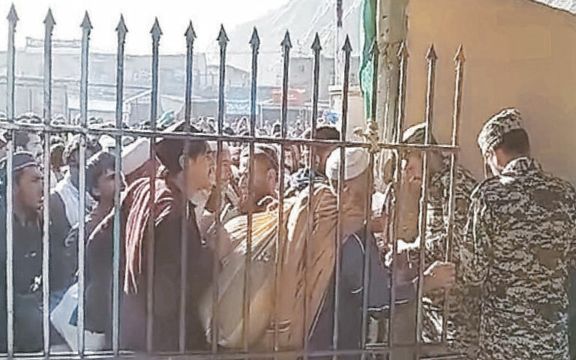 پاکستان تېره ورځ تر ۲ زره ډېر افغان کډوال په جبري توګه افغانستان ته استولي دي