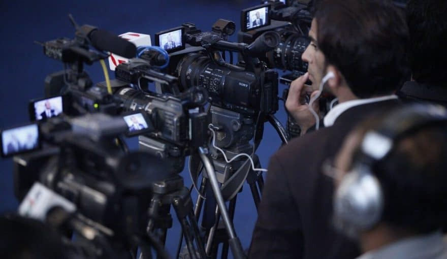 د افغان خبریالانو فدراسیون: د طالبانو له‌خوا د خبریالانو نیونه د «بیان ازادۍ» خلاف کړنه ده