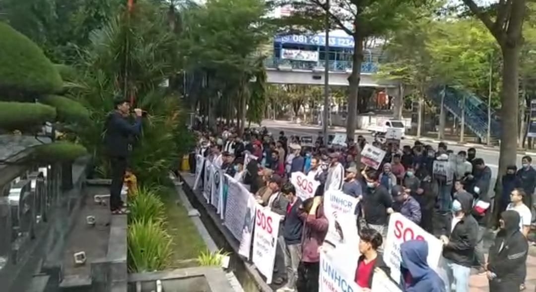 پناهجویان افغان در شهر مکاسار اندونزیا پس از سه ماه اعتراضات خود را از سر گرفتند