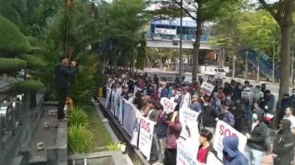 پناهجویان افغان در شهر مکاسار اندونزیا پس از سه ماه اعتراضات خود را از سر گرفتند