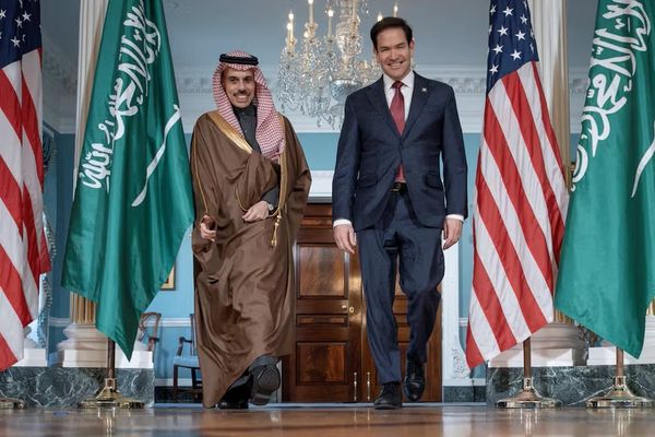 د امریکا او سعودي عربستان د بهرنیو چارو وزیرانو د سیمې د امنیت په اړه ټلیفوني خبرې وکړې