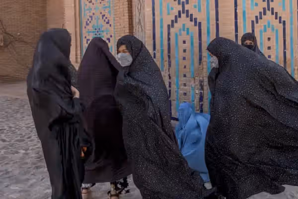 د ازادۍ لپاره جریمه؛ هرات کې ښځې د خوشې کېدو لپاره د پیسو ورکړې ته مجبوره شوي
