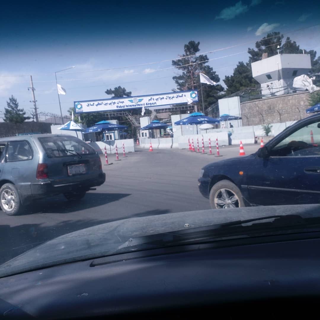 طالبان نام حامد کرزی را از لوحه میدان هوایی بین‌المللی کابل برداشتند