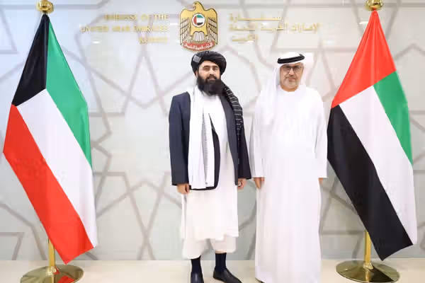 کوېټ کې د طالبانو او عربي اماراتو سفیرانو د افغانستان پر امنیتي او اقتصادي وضعیت خبرې کړي