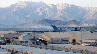 د استبداد تاریخ، د ادیانو سیاسي تفسیرونه، بګرام او انټرنېټ