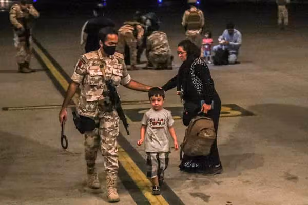 قطر له امریکا غوښتي چې د راتلونکې سپټمبر میاشتې پورې افغان کډوال نورو هېوادونو ته واستوي