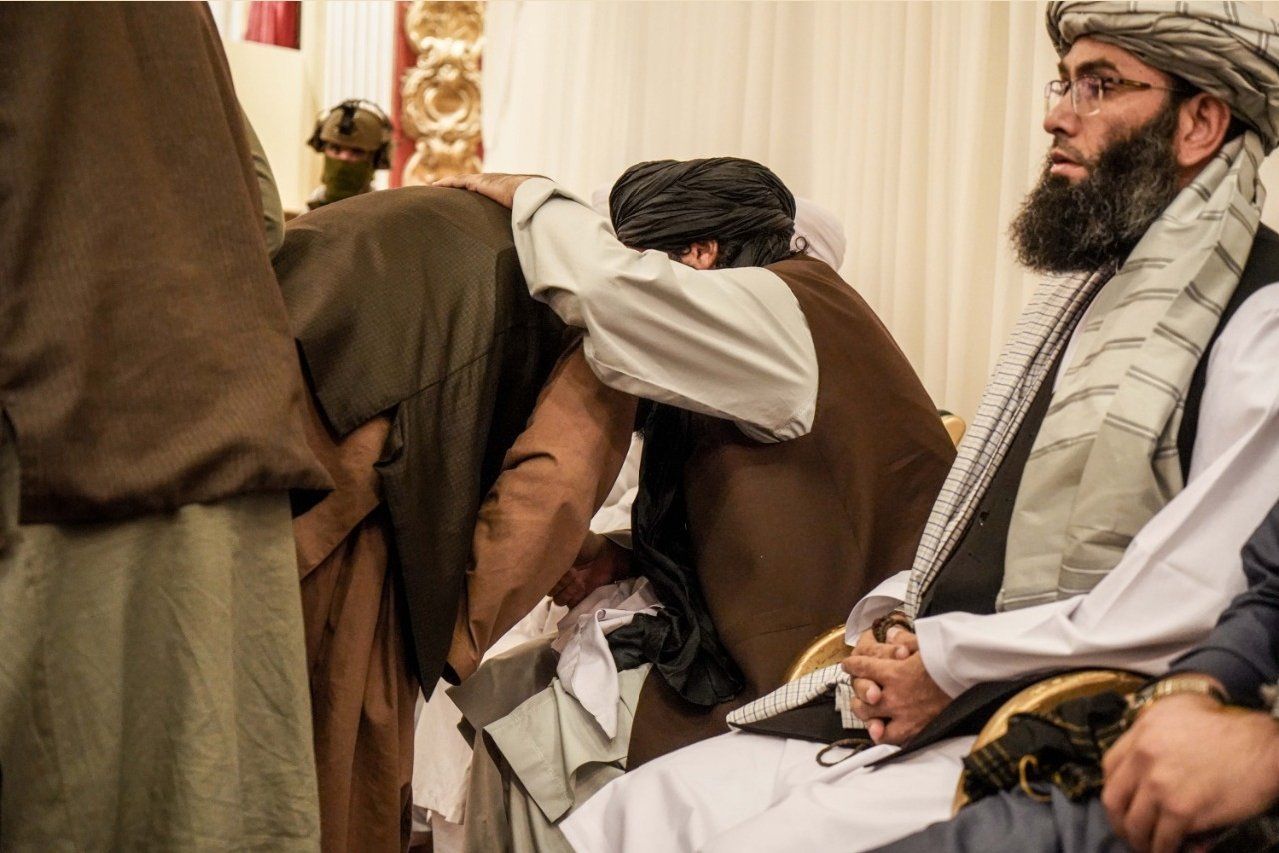 دلجویی سراج‌الدین حقانی از خانواده‌های حمله‌کنندگان انتحاری