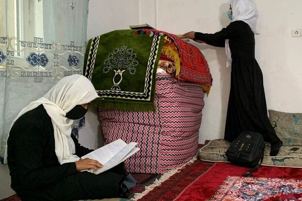 یک کنشگر زن به خاطر کمک به آموزش دختران افغان برنده جایزه شیخ زاید شد