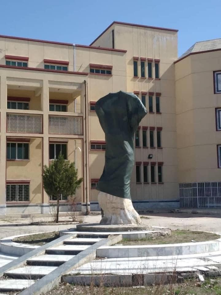 طالبان "مجسمه مادر" در دانشکده هنرهای زیبای کابل را سیاه‌پوش کردند