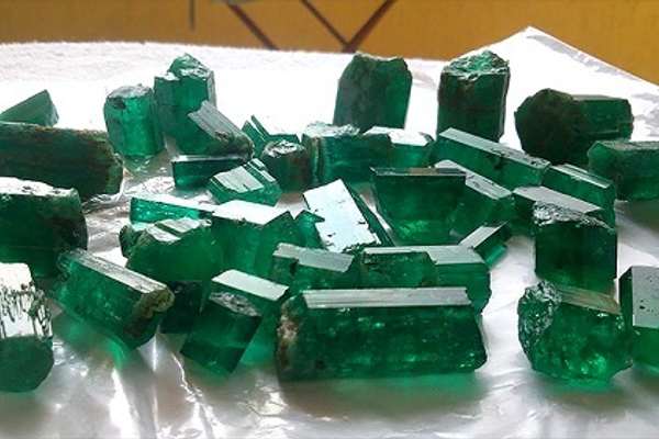 په پنجشېر کې د زمرودو ۱۷ سوه کانونه تثبیت شوي دي