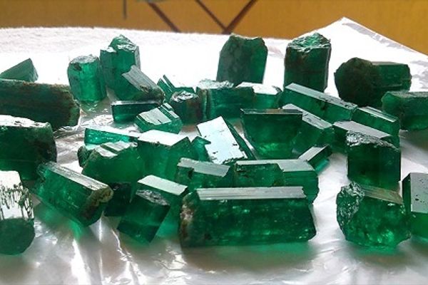 په پنجشېر کې د زمرودو ۱۷ سوه کانونه تثبیت شوي دي