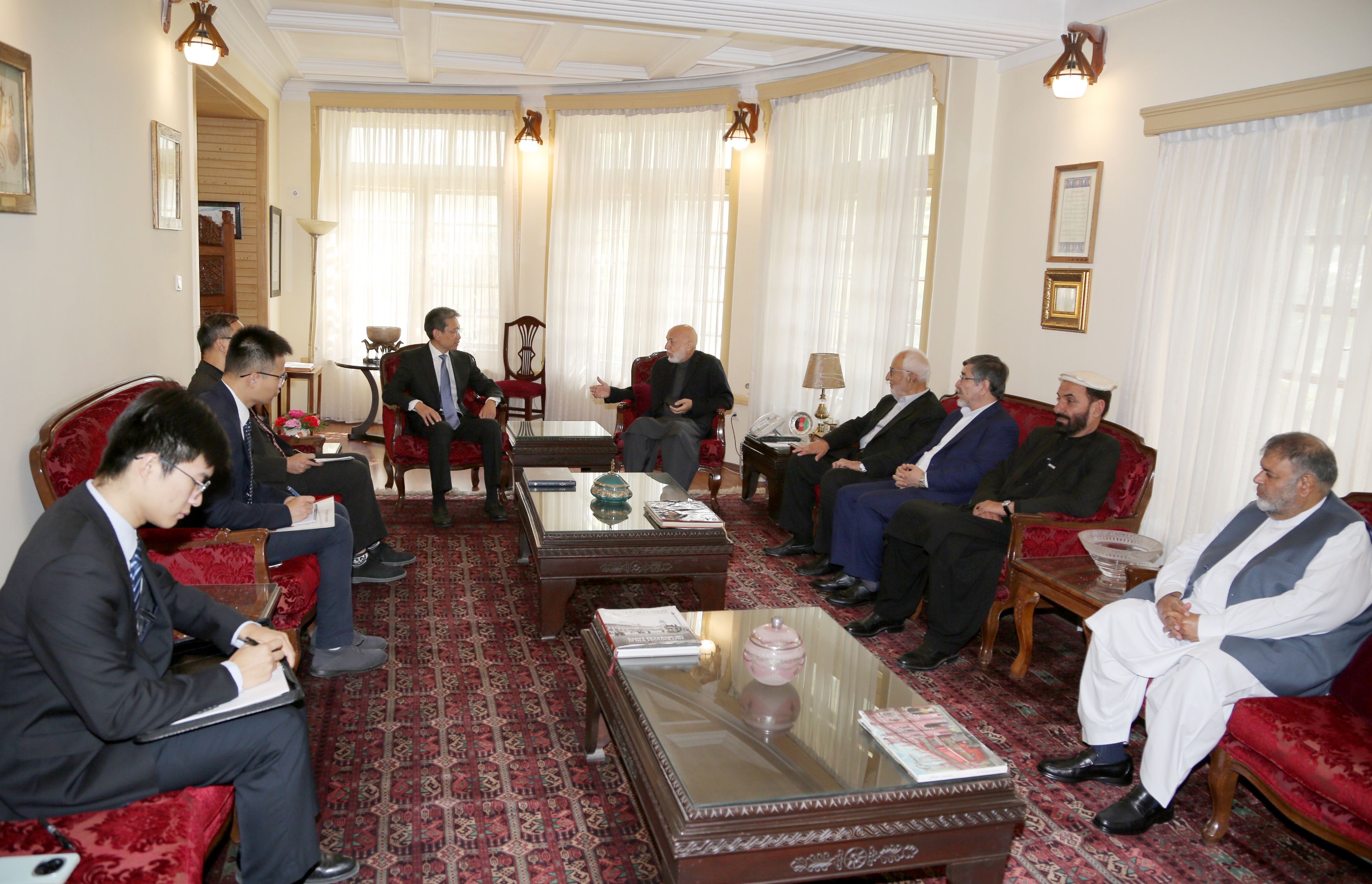 کرزي له چين څخه غوښتي، چې افغان ځوانانو ته تعليمي بورسونه برابر کړي